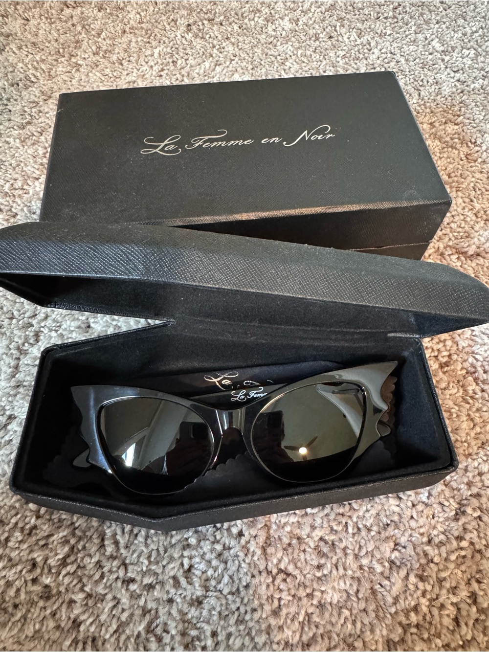 La Femme en Noir Women’s Black Cat-Eye Sunglasses